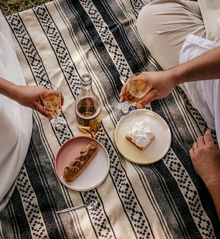 Des mariés prennent un goûter festif en plein air lors d’une escapade romantique en Occitanie. Crédit photo : Sophie Bachère