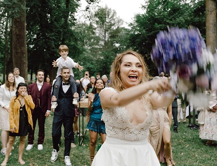 La mariée se prépare à lancer son bouquet de mariage, dos à ses invités Crédit photo : Amandine Gimenez