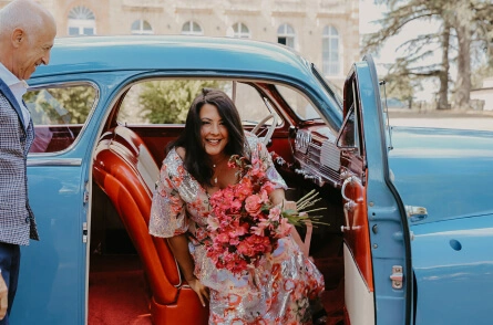 La mariée descend de la voiture avec son bouquet de mariage très coloré Crédit photo : Meryl Montagné
