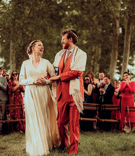 Les mariés sont heureux après leur cérémonie de mariage en plein air proche de Toulouse Crédit photo : Vanessa Madec