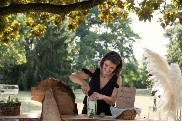 Delphine allume la bougie pour le rituel des absents