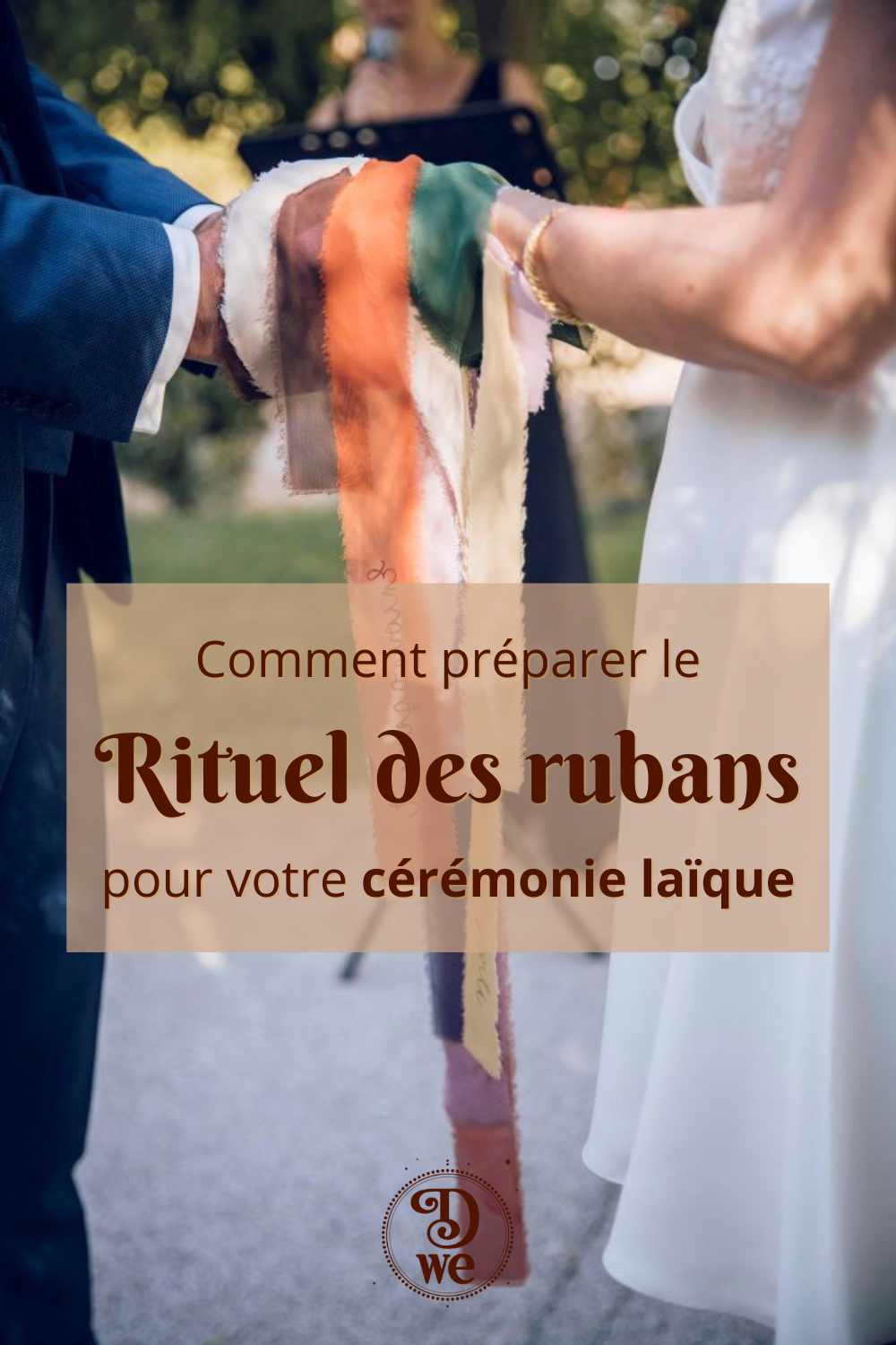les maries sont en train de faire le rituel des rubans pendant leur ceremonie laique de mariage