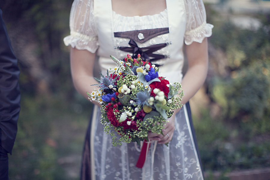 Bouquet la mariee allemande en dirndl traditionnel