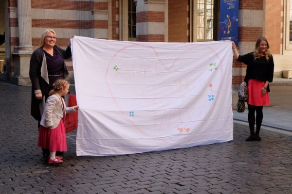 Les proches tiennent le drap a decouper par les maries