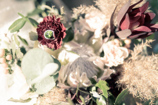 Bouquet de mariage avec une bague de fiancailles