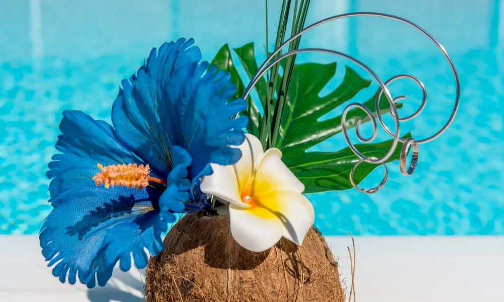 Noix de coco avec des fleurs
