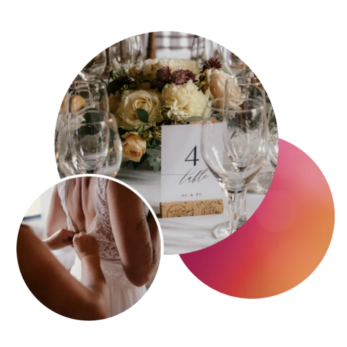 Ensemble de 2 photos : Une wedding planner termine d’accrocher la robe de la mariée dans son dos pour son mariage destination Toulouse, et La décoration de table est installée pour le mariage au château dans le Sud-ouest de la France. crédit photos : Sophie Bachère