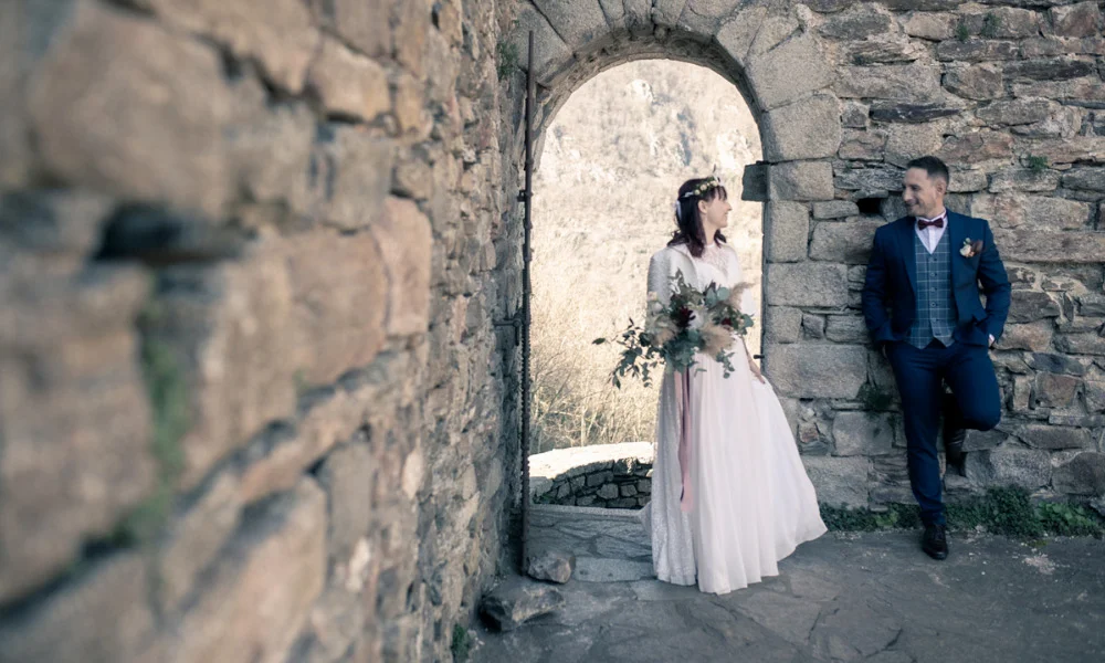 Couple dans une petite rue
