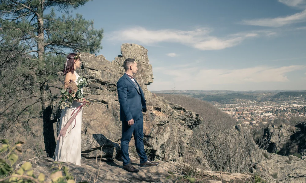 un couple qui regarde vers l'avenir