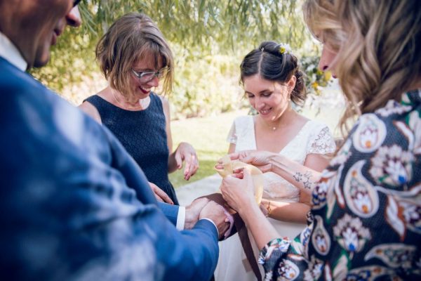 rituel des rubans ceremonie laique de mariage les soeurs enroulent les poignets des maries