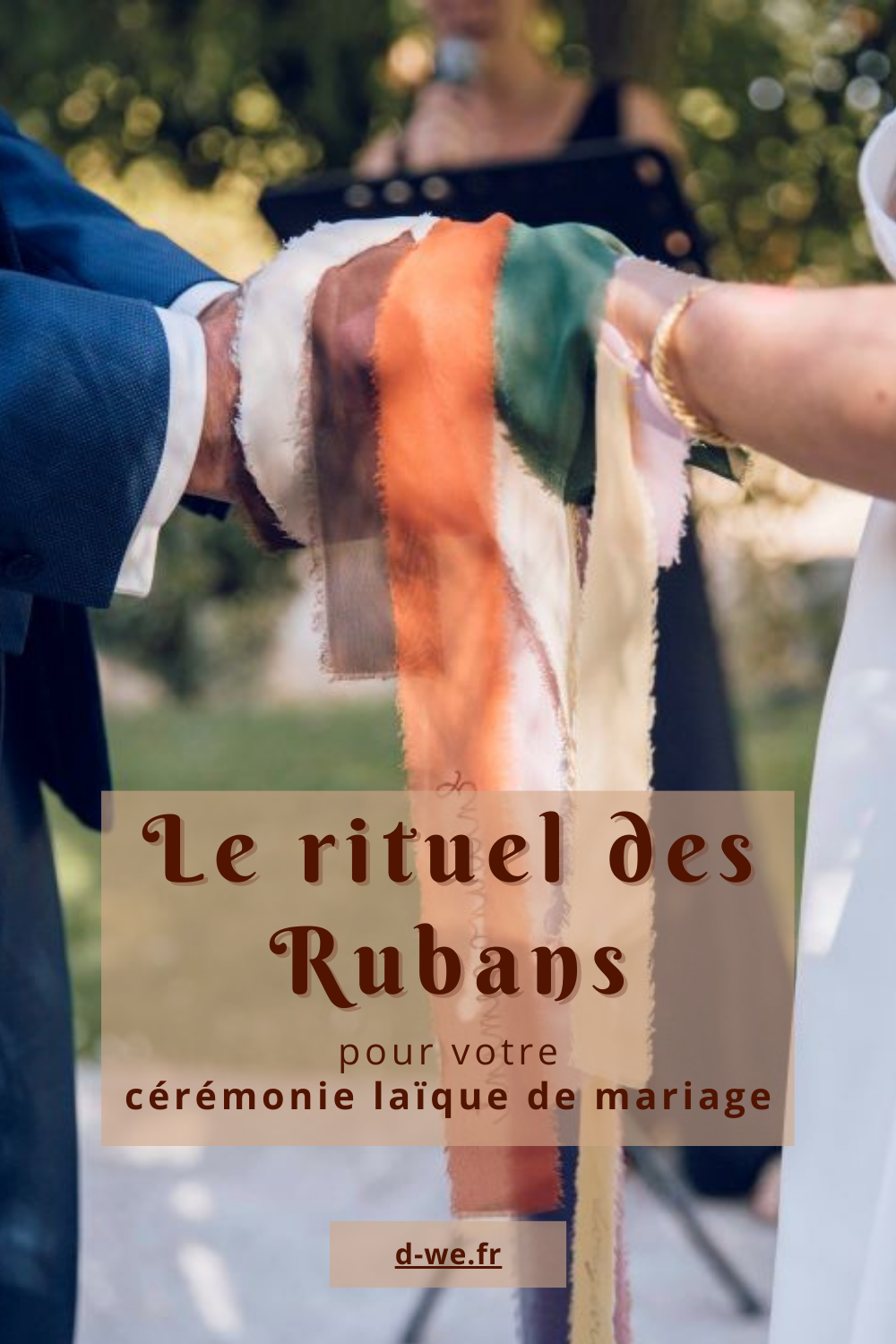 les maries se tiennent par les mains et leurs mains sont entourees de rubans