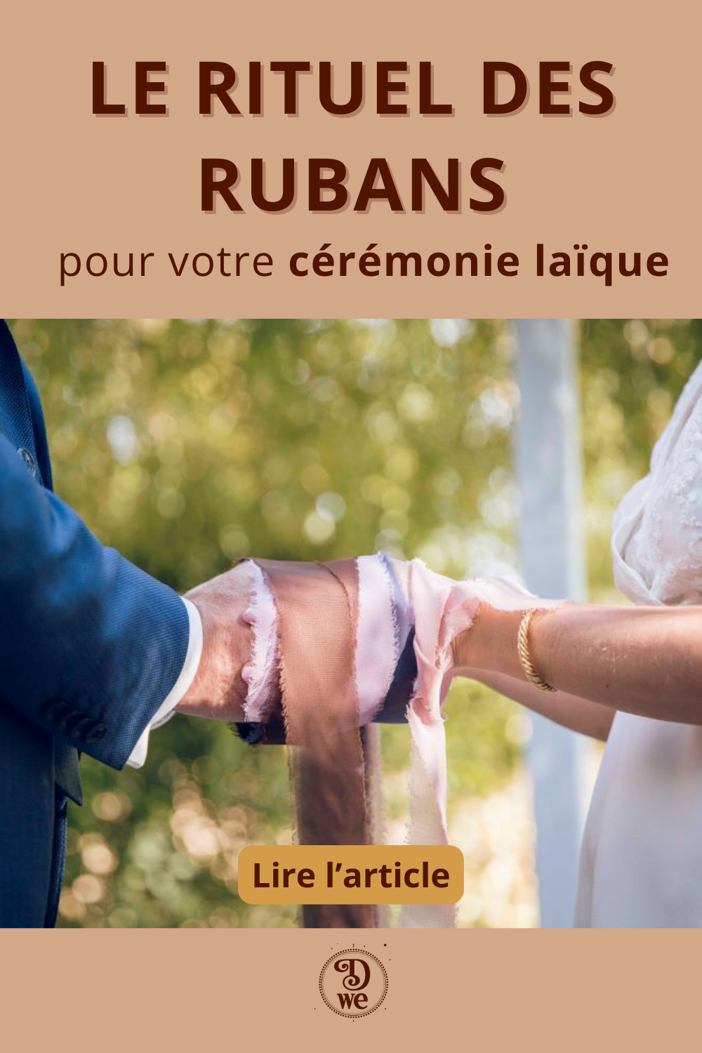 les rubans entourent les mains des maries pendant leur ceremonie laique de mariage